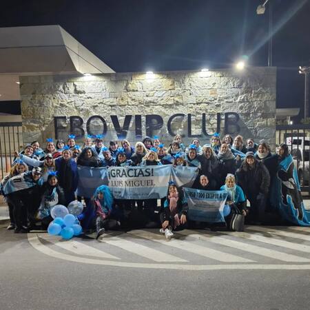 Fanáticas de Luis Miguel lo fueron a despedir a Ezeiza. Foto: Instagram @tengotodocluboficial.