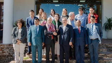 Dinesh Bathia, embajador argentino en India, junto a Raúl Jalil con los directivos de las empresas mineras KABIL y CAMYEN