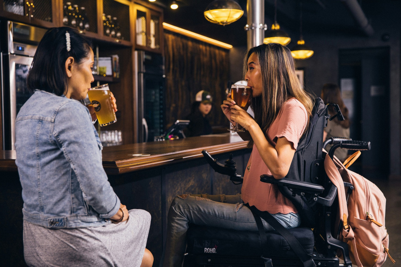 Bar con amigos. Foto Unsplash