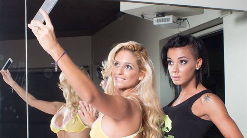 Melanie Deferico y Carolina Pagano (Revista Hombre)