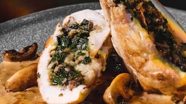 Ballotine de pollo, la receta francesa ideal para convertirte en un chef profesional y redescubrir tu paladar