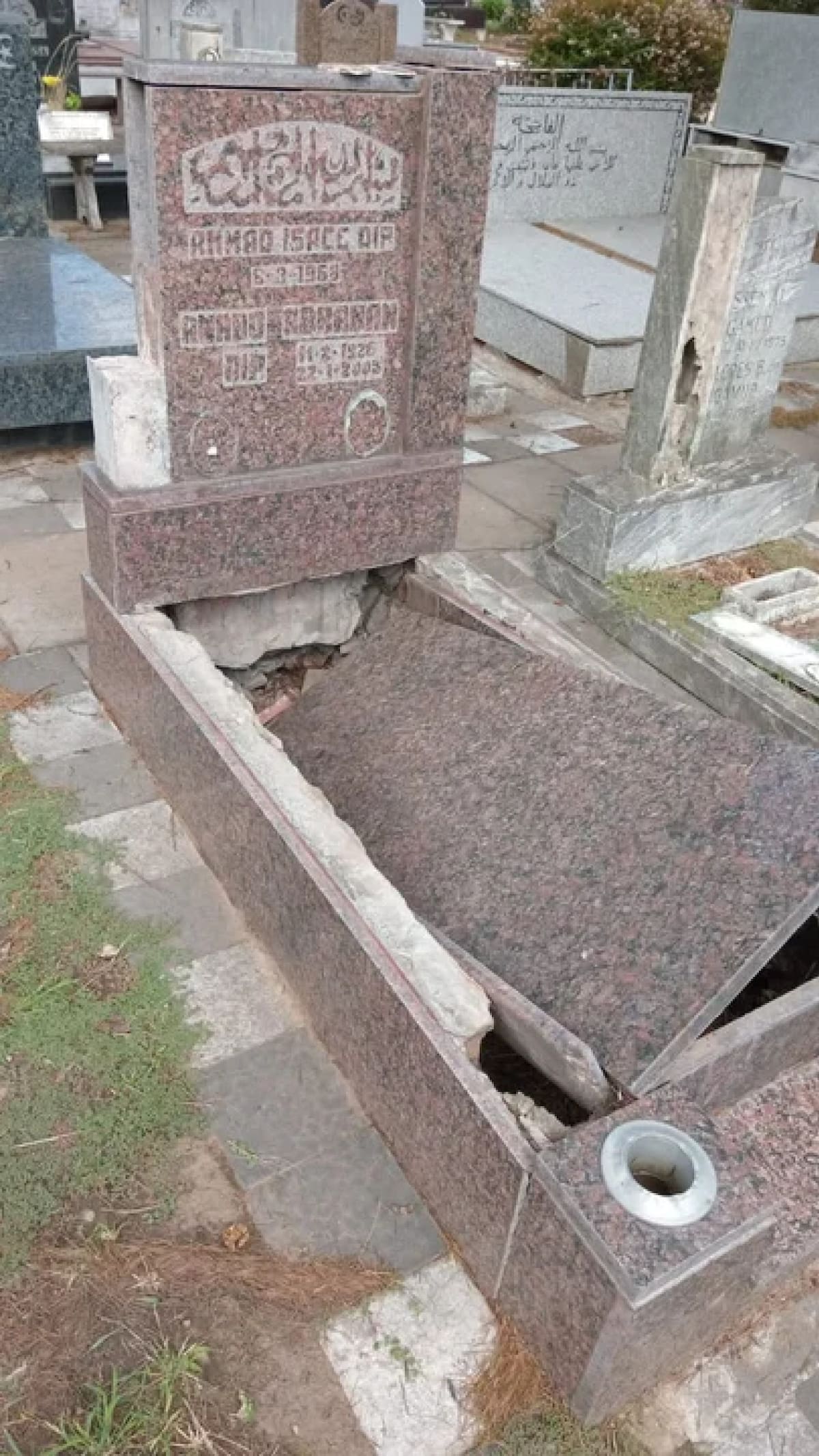 Tumba profanada en el cementerio islámico. Foto: NA