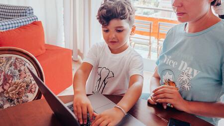 Niños, computadora, tecnología. Foto: Pexels.