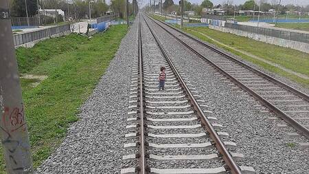 Un nene caminaba solo por las vías del Tren Roca.
