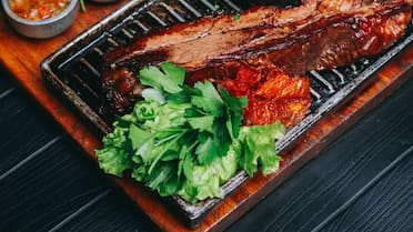 Casi un kilo de carne por plato: el bodegón del conurbano que es furor por sus porciones XL y precios baratos