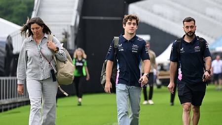 Franco Colapinto junto a sus representantes