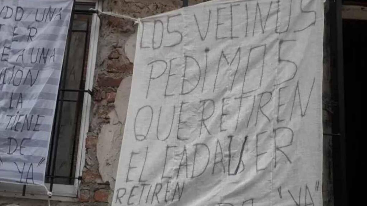 Cartel de vecinos que piden retirar cuerpo de hombre en Lomas de Zamora