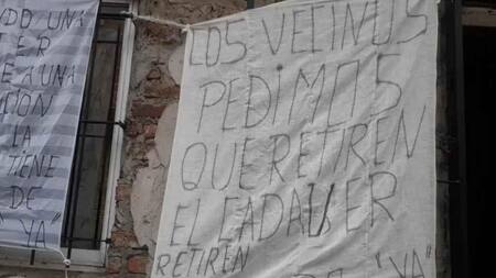 Cartel de vecinos que piden retirar cuerpo de hombre en Lomas de Zamora