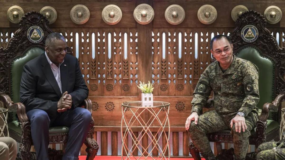 El Secretario de Defensa de EEUU, Lloyd J. Austin, se reúne con el jefe de Defensa filipino, Andres Centin. Foto: REUTERS