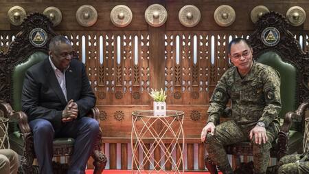 El Secretario de Defensa de EEUU, Lloyd J. Austin, se reúne con el jefe de Defensa filipino, Andres Centin. Foto: REUTERS