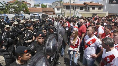 Policía con hinchas de River en el Monumental (NA)