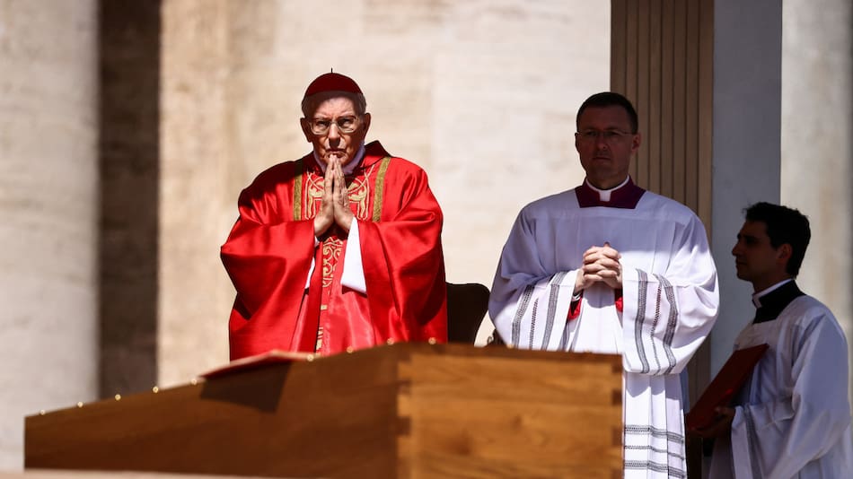 El decano del Colegio Cardenalicio, Giovanni Battista Re, quien preside el funeral del papa Francisco. Foto: Reuters/Guglielmo Mangiapane.