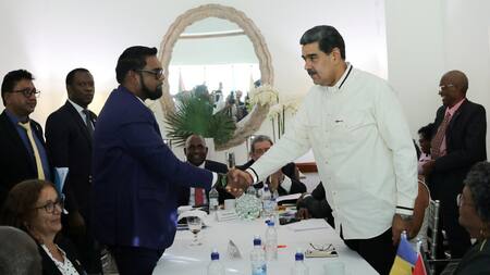 El saludo entre Irfaan Ali y Nicolás Maduro. Foto: Reuters.