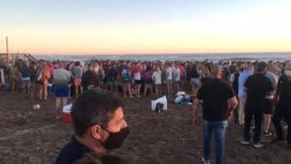 Mar del Plata, playas copadas de gente en pleno distanciamiento social, Coronavirus en Argentina, NA