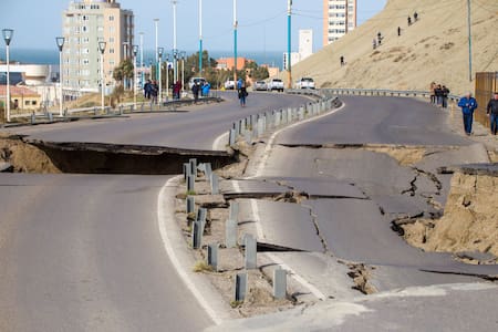 Derrumbe y grieta en la ruta nacional 3 en Comodoro Rivadavia. Foto: Telam.