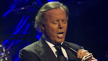 Julio Iglesias fue demorado en el aeropuerto de Punta Cana por el contenido de sus valijas
