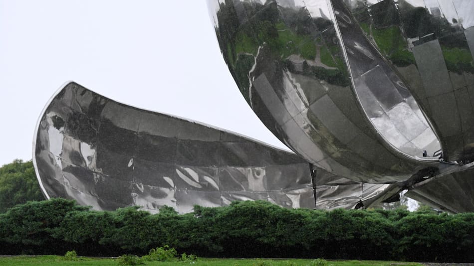 Así quedó la Floralis Genérica tras el temporal. Foto: Télam