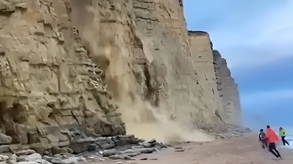 El hecho ocurrió en la costa de West Bay, Dorset, Inglaterra. Foto: captura de pantalla.
