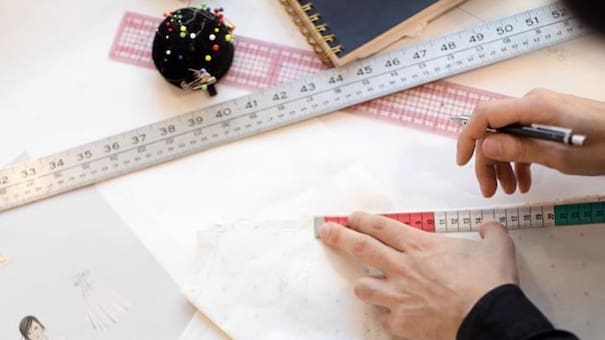 Reconocida marca de moda de alta costura enfrenta la quiebra: vistieron a estrellas como Angelina Jolie y Penélope Cruz