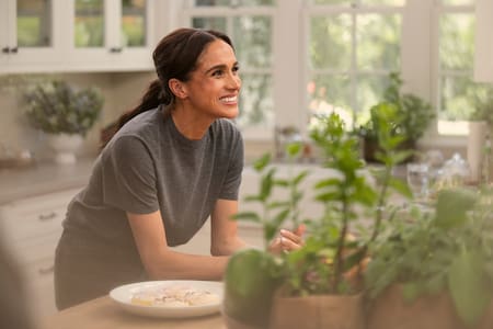 Meghan Markle cocinó dos recetas que cautivaron al público de su serie. Foto: Netflix.