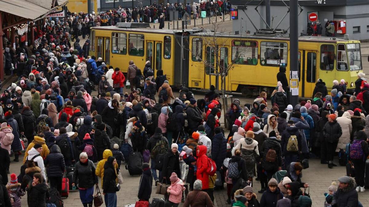 Refugiados ucranianos esperando los autobuses para evacuar, Reuters
