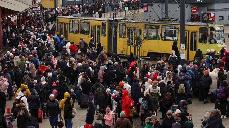 Refugiados ucranianos esperando los autobuses para evacuar, Reuters