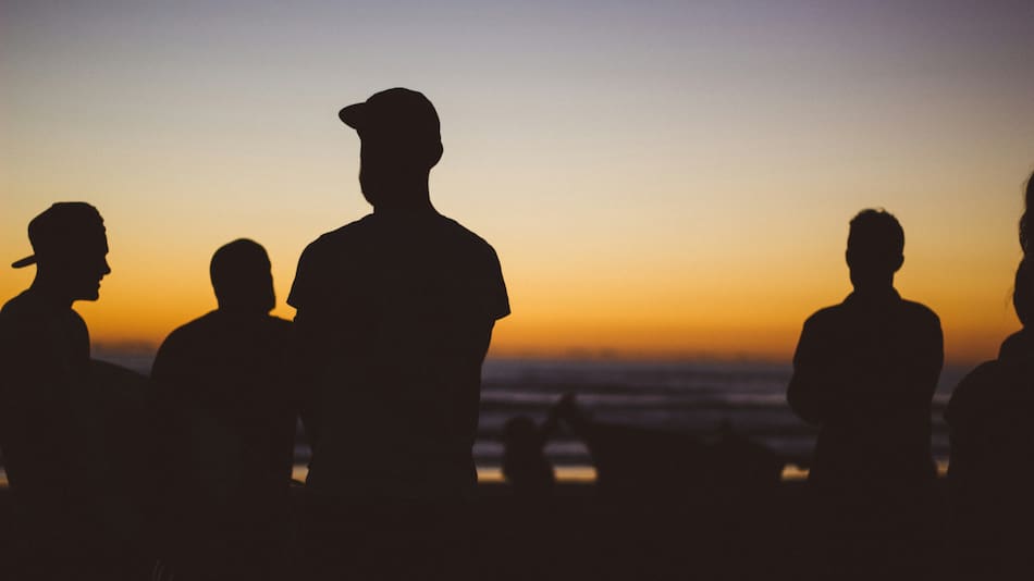 Grupos de hombres. Foto: Unsplash.