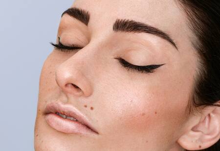 La nueva tendencia en cejas para 2025. Foto: Unsplash