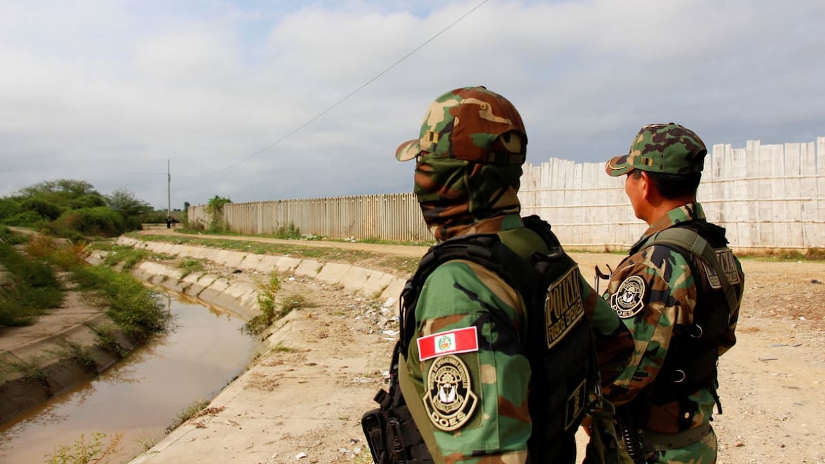 Las Fuerzas Armadas de Perú vigilan la frontera con Ecuador. Foto: Reuters