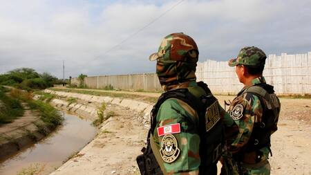 Las Fuerzas Armadas de Perú vigilan la frontera con Ecuador. Foto: Reuters