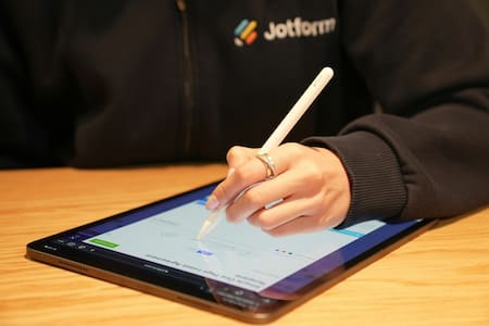 Firma digital. Foto: Unsplash.