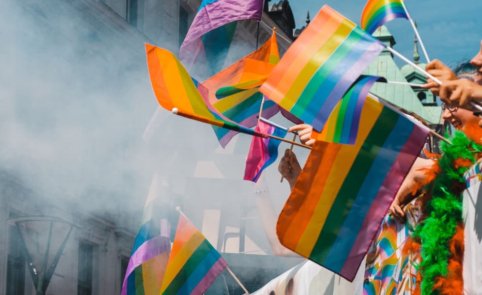La bandera acompaña todas las marchas del movimiento LGBTQI+. Foto: Unsplash.