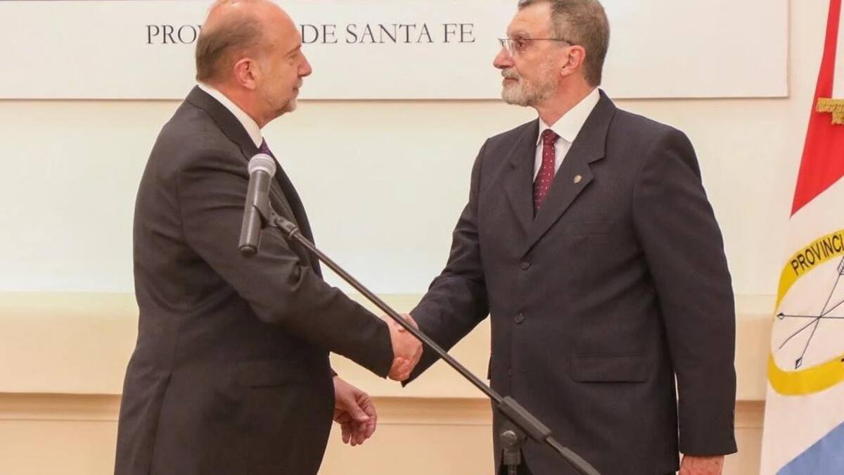 Rubén Rimoldi junto a Omar Perotti el día de su juramento como ministro de Seguridad de Santa Fe. Foto Prensa Gobierno de Santa Fe