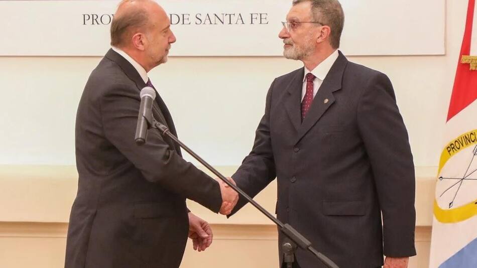 Rubén Rimoldi junto a Omar Perotti el día de su juramento como ministro de Seguridad de Santa Fe. Foto Prensa Gobierno de Santa Fe