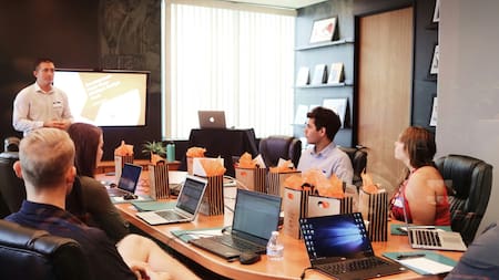 Presencialidad en las oficinas: más empresas abandonan la modalidad híbrida y el trabajo remoto