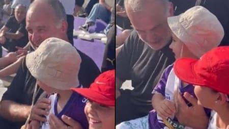 Marcelo Bielsa en el estadio de Fénix de Uruguay junto a un chico. Foto: NA.