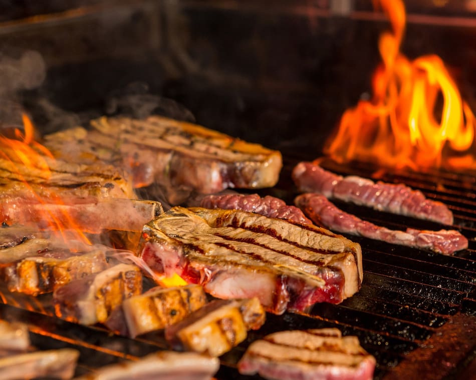 Parrilla, carne, asado. Foto Freepik