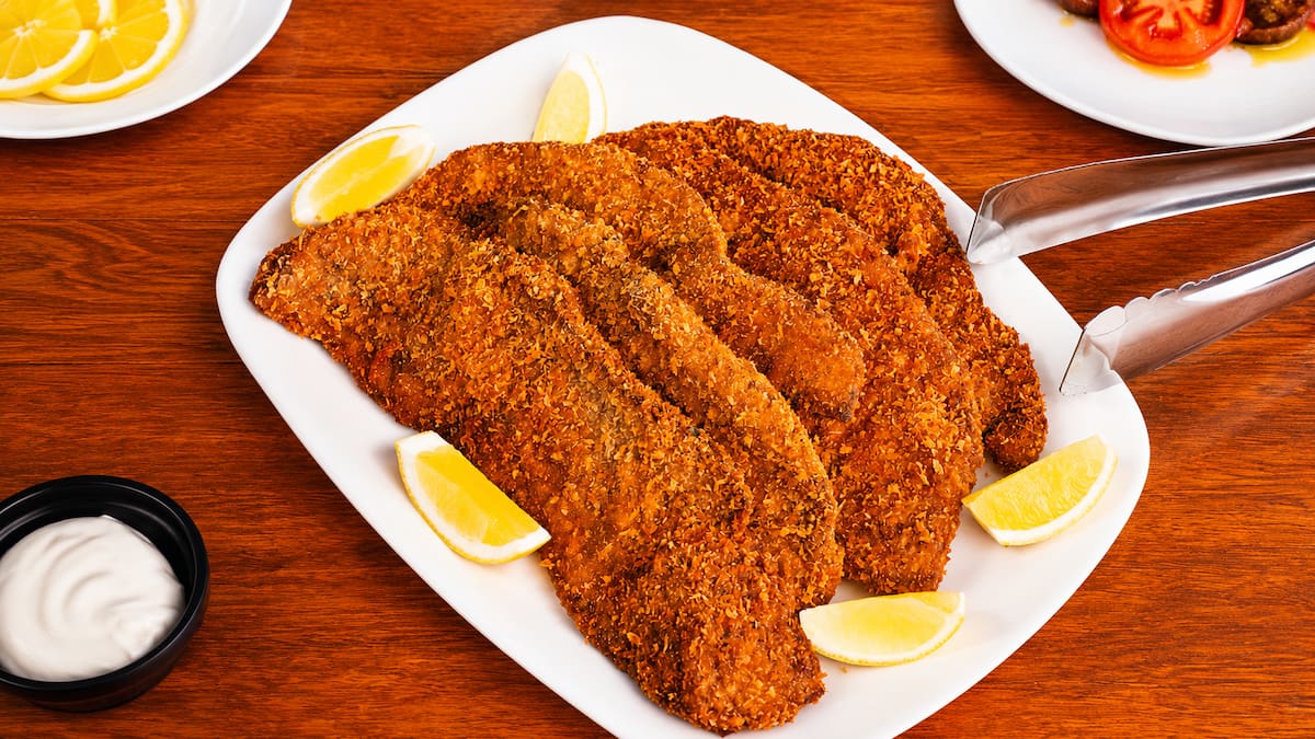 Vecinas, pero diferentes: el detalle culinario que separa a la milanesa uruguaya de la argentina