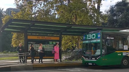 La línea de colectivo que conecta historia, cultura y ocho distritos del Conurbano. Foto: NA.