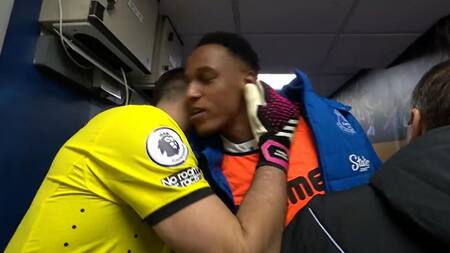 El saludo entre Dibu Martínez y Yerry Mina. Foto: captura de pantalla.