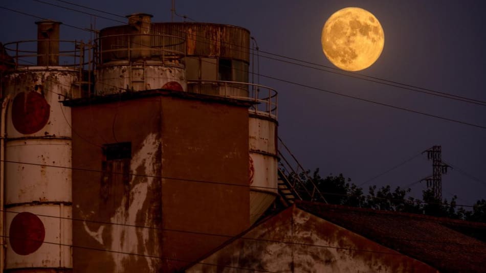 Las superlunas ocurren cuando la luna llena coincide con el perigeo, el punto de su órbita en el que está más cerca de la Tierra. Foto: EFE.