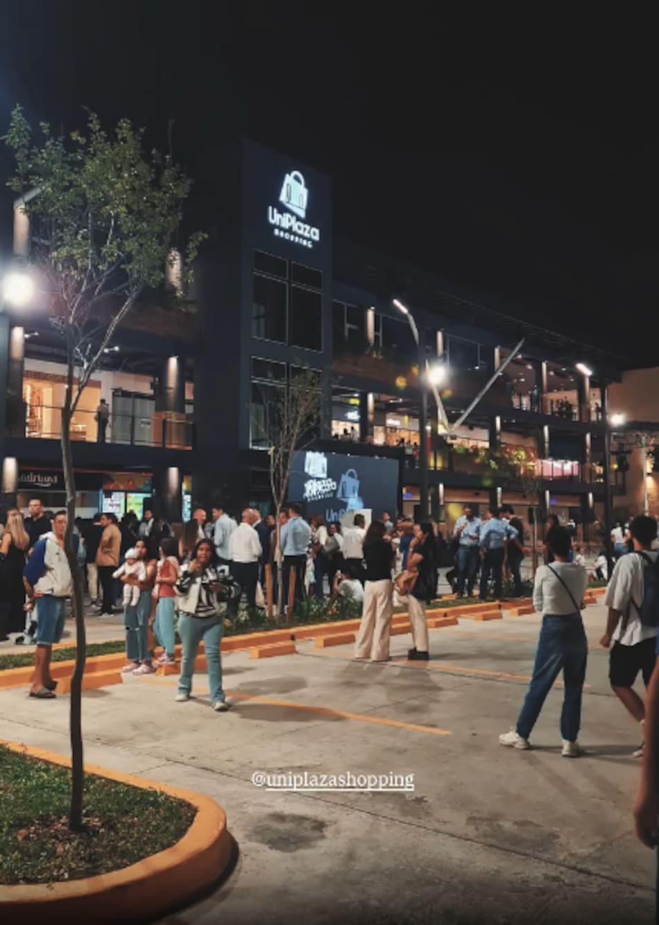 UniPlaza Shopping en Corrientes.