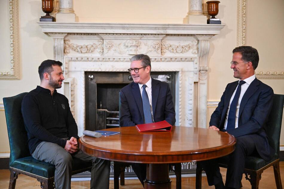 Mark Rutte, Volodimir Zelenski y Keir Starmer. Foto: EFE.