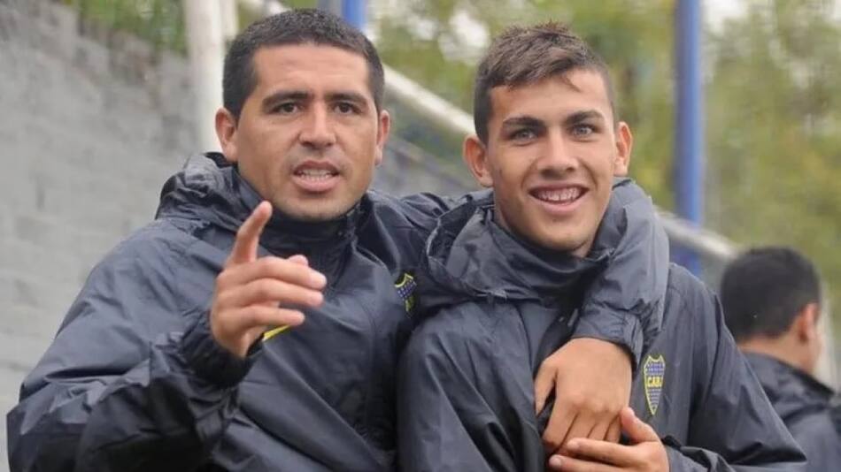 Juan Román Riquelme y Leandro Paredes, cuando ambos jugaban en Boca. Foto: Archivo.