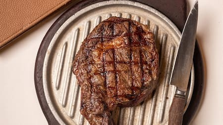 Raíces ganaderas y carne de excelencia: el restaurante que conquista Puerto Madero con su parrilla de primer nivel