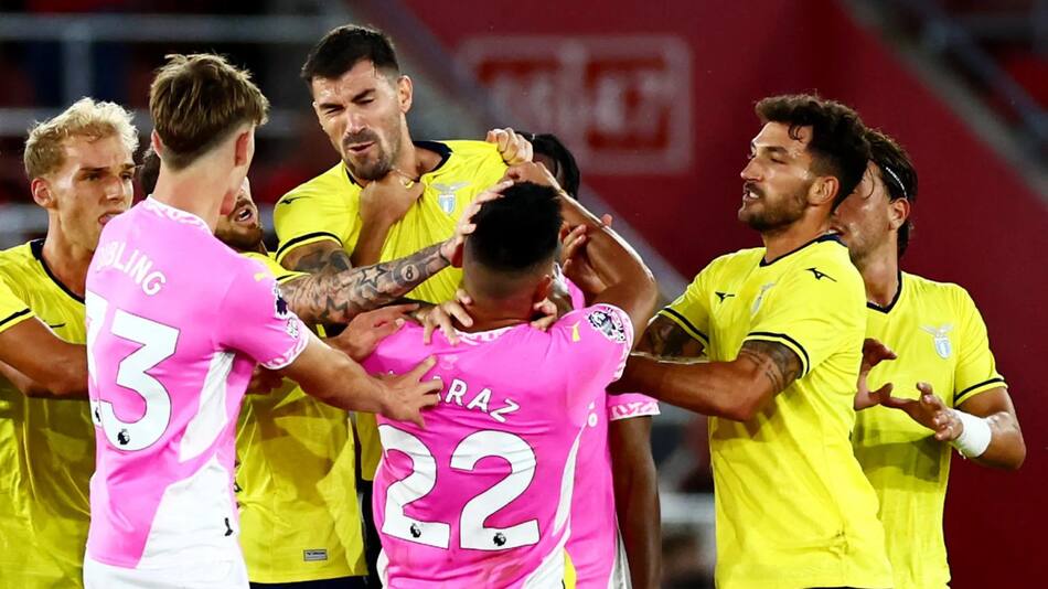 Pelea de Carlos Alcaraz en un amistoso entre el Southampton y la Lazio. Foto: Gentileza REX.