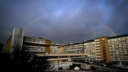 Un arcoíris sobre el hospital Gemelli de Roma, donde está internado el Papa Francisco. Foto: X/mundoeconflicto