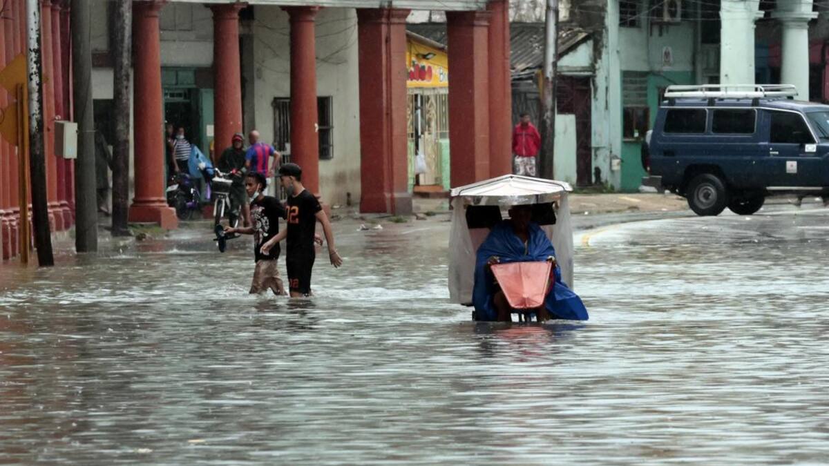 Fuertes lluvias en el occidente cubano por el remanente de Agatha. Foto: EFE.