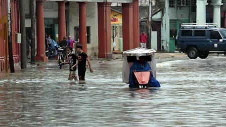 Fuertes lluvias en el occidente cubano por el remanente de Agatha. Foto: EFE.