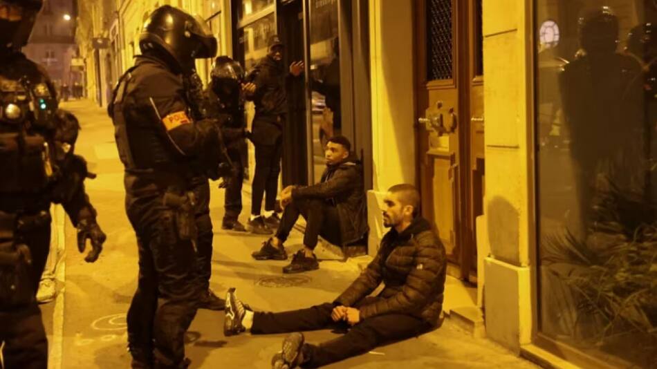 La policía antidisturbios se enfrentó a los manifestantes en Nanterre, cerca de París, Francia. Foto: Reuters.